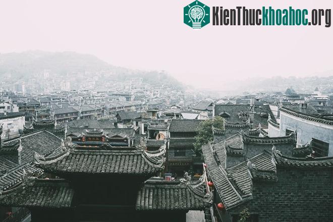 Buổi tối, Phượng Hoàng sẽ được thắp đèn lung linh, huyền ảo, rất giống cảnh đêm ở Hội An (Việt Nam).