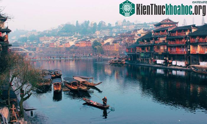 Người dân bản địa vẫn giữ nếp sinh hoạt giặt giũ quần áo bên bờ sông, rửa rau củ trước khi chế biến
