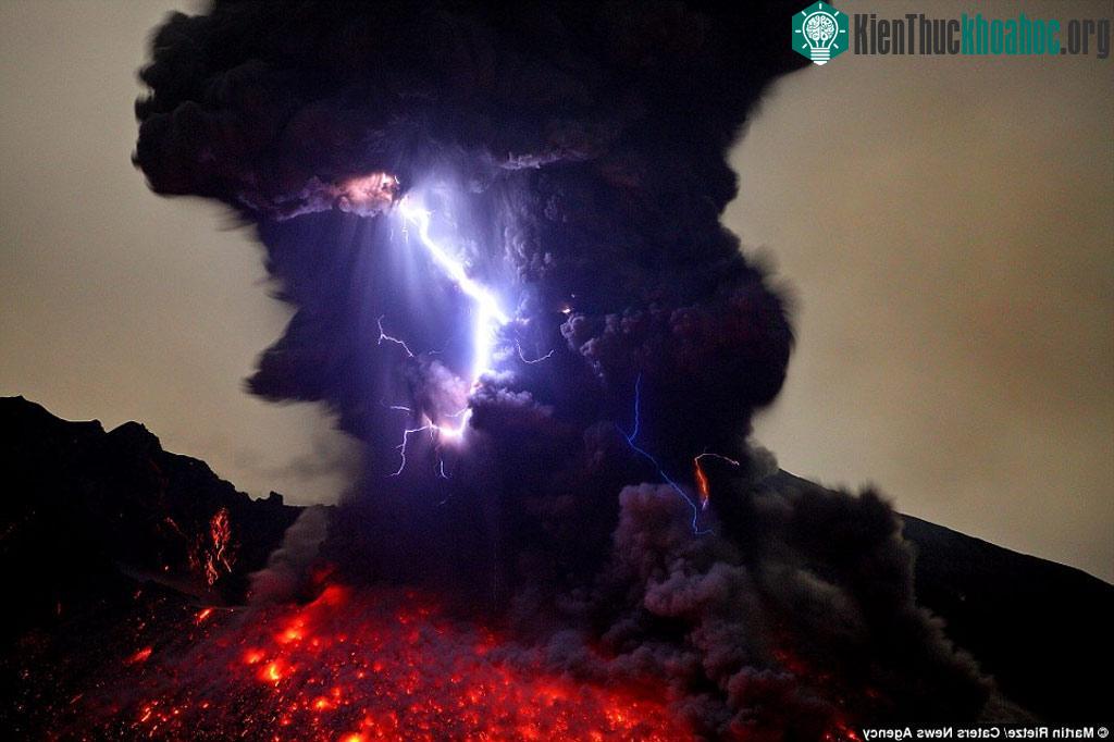 Sét chùm hòa quyện với tro bụi bốc lên từ núi lửa Sakurajima ở Nhật Bản.