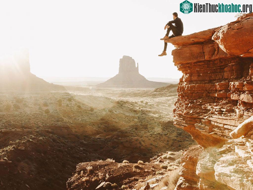 Hình ảnh này được chụp tại Monument Valley tại San Juan, Utah. Tôi đã từng được nhìn thấy nơi này qua rất nhiều hình ảnh trên báo chí, internet nhưng vẫn không thể ngăn mình cảm thấy hồi hộp khi đư...