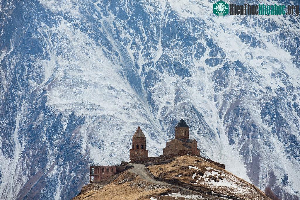 Nhà thờ Trinity của Gergeti, Georgia trước cơn sóng biển