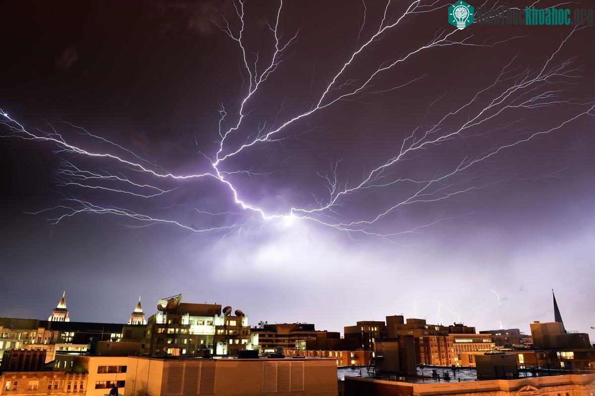 Bầu trời đêm rực sáng bởi những tia chớp, ở Washington, DC, trong một cơn mưa giông, 20/04/2015.