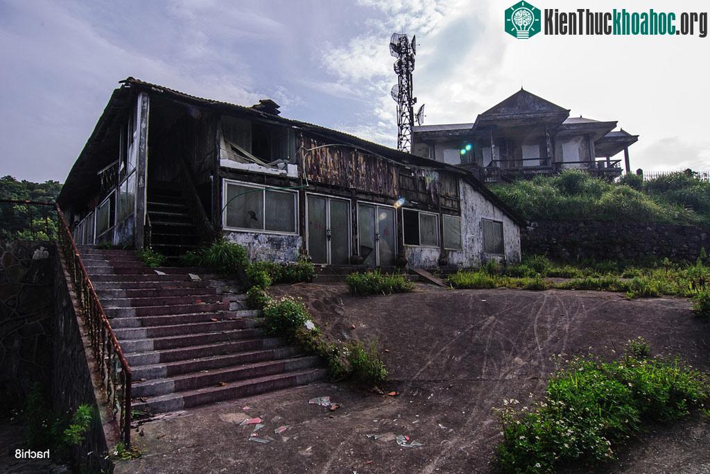 Khung cảnh hoang tàn, rêu mốc của những công trình cổ gợi cảm giác huyền bí cho không gian nơi đây.