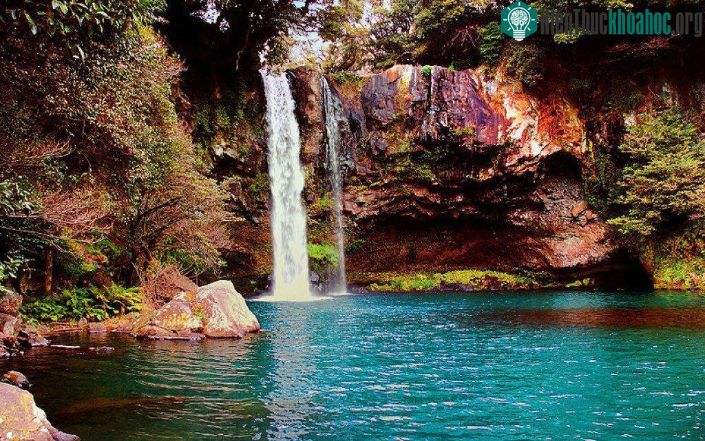 Một thác nước tại đảo Jeju, Hàn Quốc