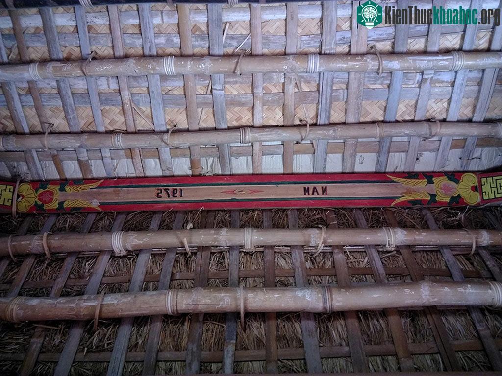 Ngôi nhà trải qua hơn 40 năm nhưng đến nay vẫn rất chắc chắn, chỉ có mái rạ là 5 năm thay một lần.