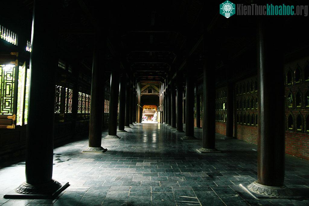 Du khách đến đây sẽ được dịp nghe lại những sự tích, câu chuyện về lịch sử của ngôi chùa và của quần thể này từ những nhân viên hướng dẫn.