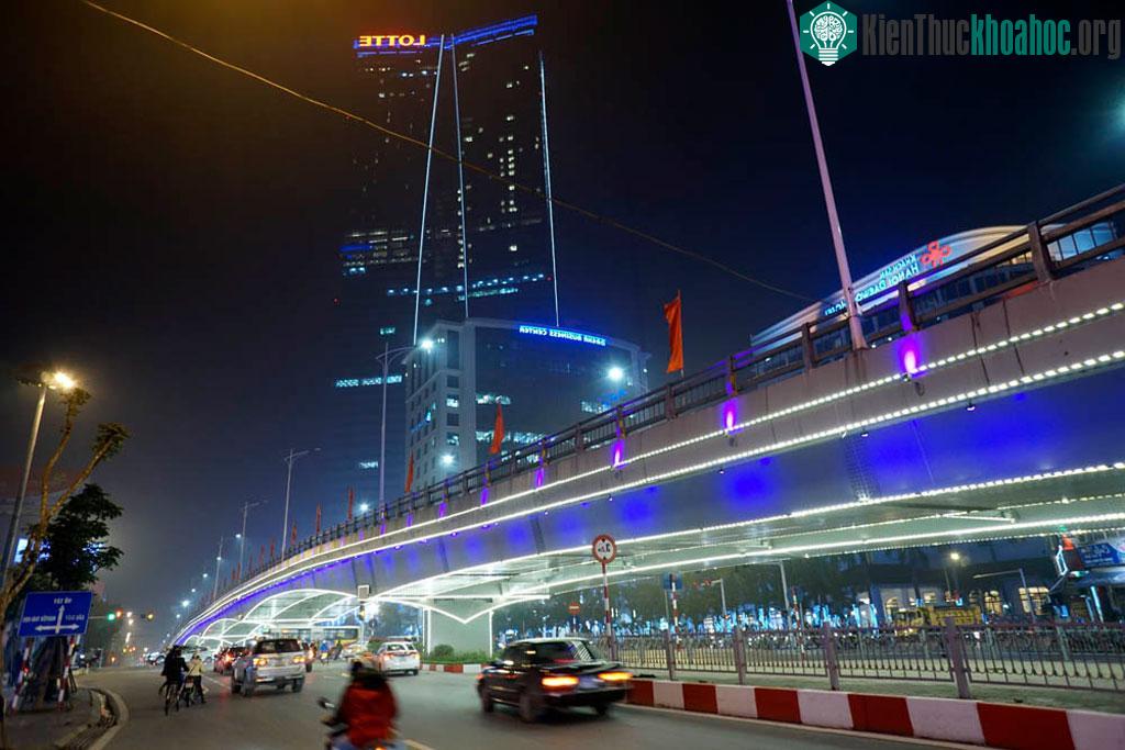 Cầu vượt lớn tại ngã tư Nguyễn Chí Thanh - Kim Mã sáng lung linh về đêm. Đây là công trình nằm trong danh mục Chương trình mục tiêu giảm thiểu ùn tắc giao thông trên địa bàn TP Hà Nội giai đoạn 201...