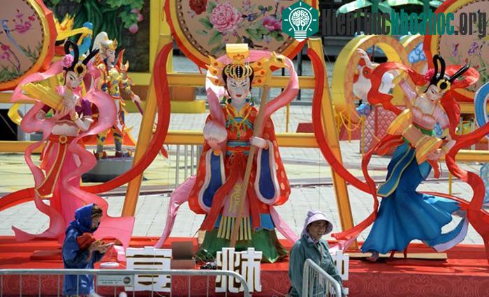 Những chiếc đèn lồng khổng lồ, một trong những hình ảnh trang trí để chào đón năm mới 2016, được đặt ở Vịnh Marina, Singapore. Quốc đảo này có cộng đồng người gốc Hoa lớn, bên cạnh những người gốc ...