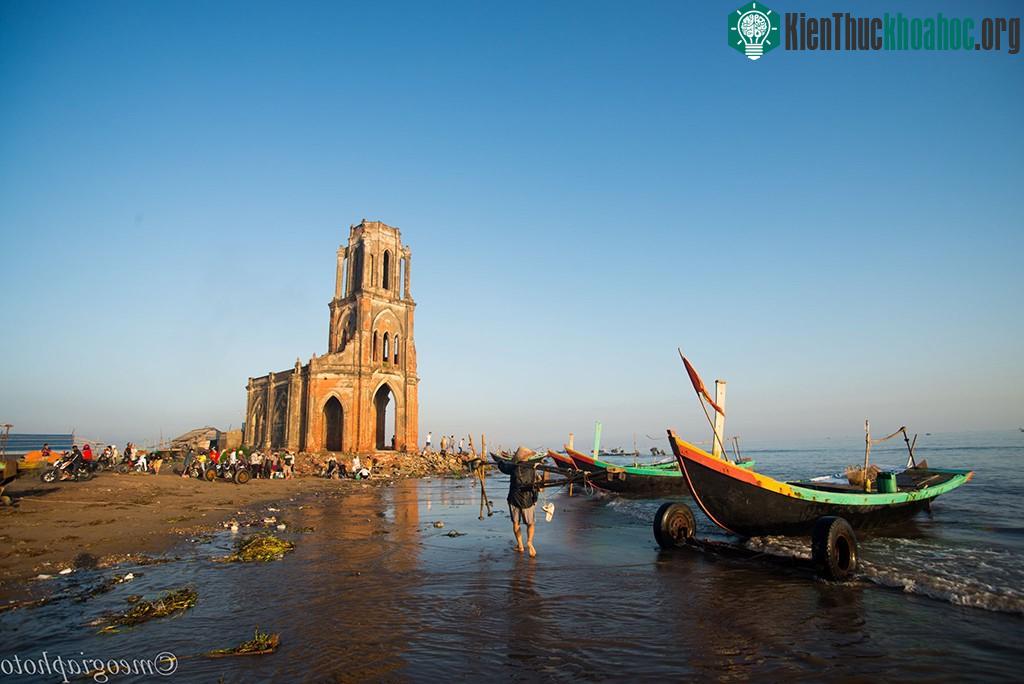 Khung cảnh dưới chân nhà thờ đổ vào một buổi sáng đẹp trời.