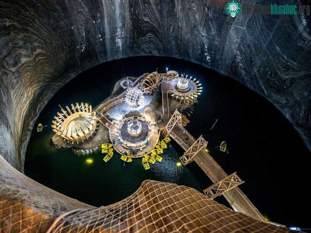 Salina Turda, Romania: Công viên giải trí ngầm này nằm tại một trong những mỏ muối cổ nhất thế giới ở Romania. Các mỏ này được người trung cổ đào để khai thác muối.