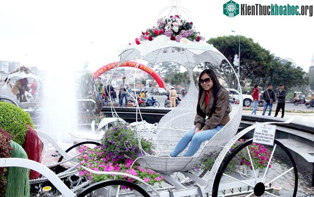 Du khách có thể ngồi lên bất cứ mô hình trang trí nào để chụp ảnh.