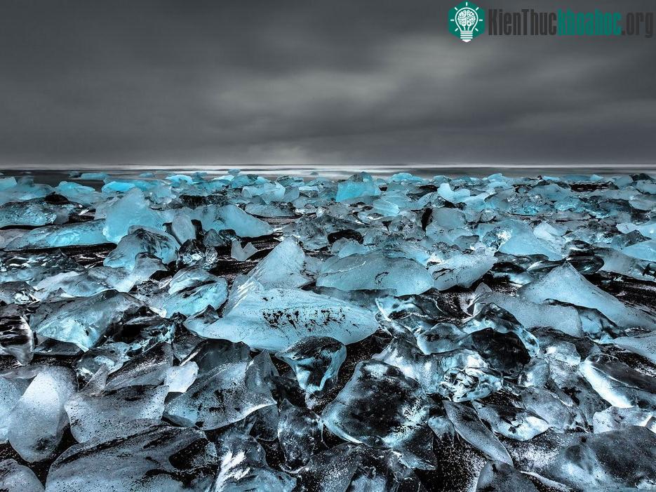 Jökulsárlón, công viên quốc gia Vatnajökull, Iceland: Hồ băng Jökulsárlón và bãi biển đóng bang ở đây được coi là kỳ quan thiên nhiên của Iceland. Lớp cát núi lửa màu đen làm nền cho những khối băn...