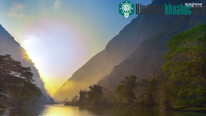 Bình minh và sương khói trên hồ Ba Bể- (Ảnh: SUNF)