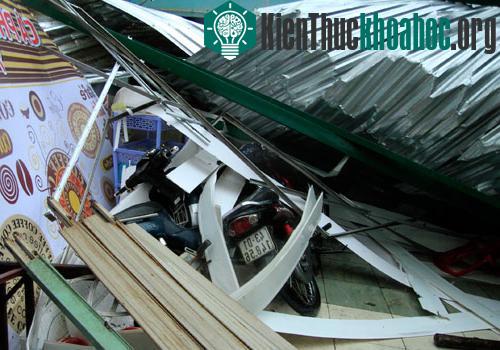 Nhiều căn nhà bị gió giật bung cửa...
