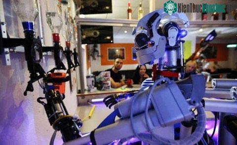 Kỹ sư Ben Schaefer dành 23 năm để nghiên cứu về robot. Ông xây dựng Carl từ những bộ phận robot công nghiệp bỏ đi, với mục đích giúp robot gần gũi hơn với con người.