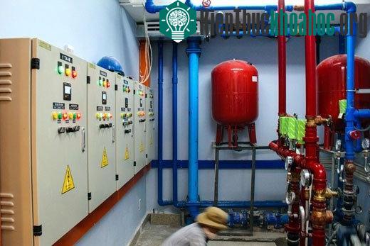 Phòng lắp đặt hệ thống điều khiển nhạc nước đang được các công nhân làm vệ sinh trước khi bàn giao.