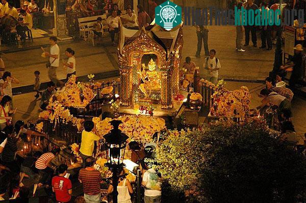 Vẻ bình yên của ngôi đền được người dân và du khách đặt trọn niềm tin khi đến đất Thái