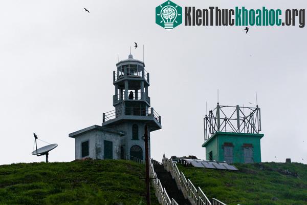 Đảo đá khổng lồ độc nhất vô nhị trên Biển Đông