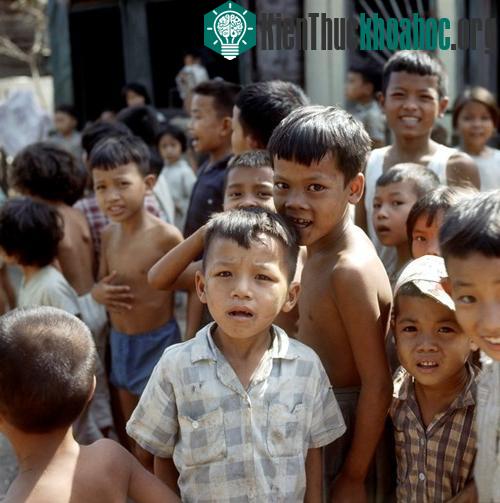 Chùm ảnh màu đăc sắc về trẻ em miền Nam, Trung trước 1975