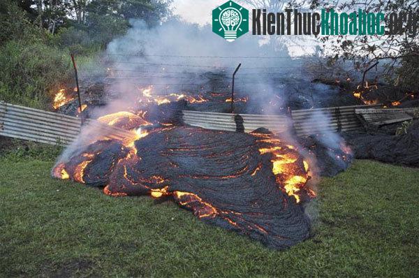 Dung nham núi lửa Kilauea tràn vào nhà dân ở làng Pahoa, Haiwaii, Mỹ. Các lớp đá nóng chảy thậm chí còn đốt cháy nhà dân và khiến nhiều gia đình phải sơ tán đến khu vực an toàn.