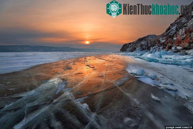 Nhiếp ảnh gia dũng cảm tuyên bố những tiếng băng nứt vỡ tuy đáng sợ nhưng ông đã quen với nó.