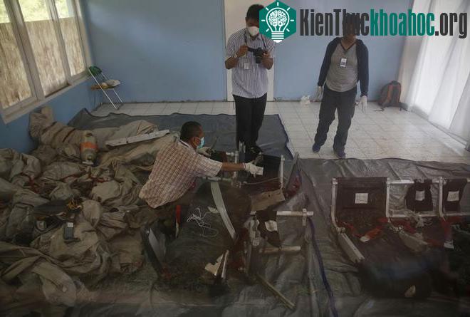 Các quan chức của Ủy ban An toàn Giao thông Quốc gia Indonesia kiểm tra các vật thể thu thập được liên quan đến QZ8501 tại Pangkalan Bun hôm qua. (Ảnh: Reuters)