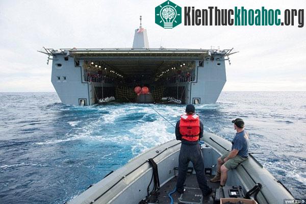 Jason B. Roberts, phó chỉ huy tàu USS Anchorage, nói: "Chúng tôi đã luyện tập nhiều lần với an toàn là ưu tiên hàng đầu. Các thủy thủ đã tập trung và hoàn thành tốt nhiệm vụ. Tôi rất tự hào về...