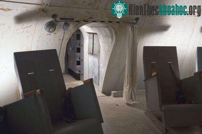 Trong ảnh là phòng đệm cao su (Rubber Room), được đặt bên dưới bệ phóng tại Trung tâm Không gian Kennedy, Florida. Đây là khoảng không gian được bao phủ hoàn toàn trong các lớp cao su dày, đóng vai...