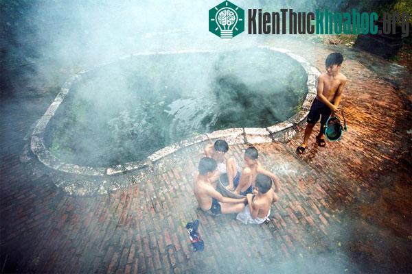 Lũ trẻ bên giếng hình bàn chân tại xóm Mát, thôn Yên Duyệt, xã Tốt Động.