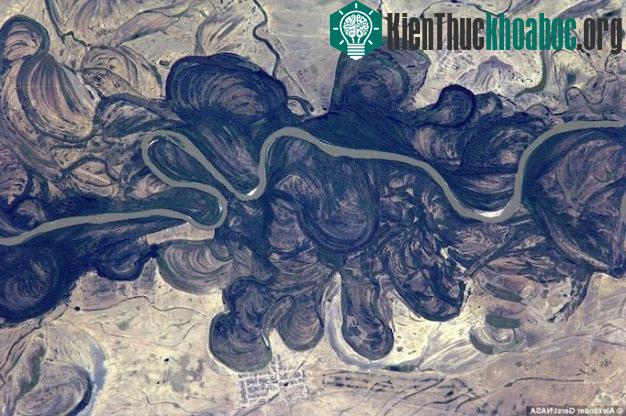 Ảnh được chụp bởi phi hành gia Alexander Gerst vào ngày 29/7/2014 từ trạm ISS với chú thích: “Sông Kazakhstan hiền hoà” - (Ảnh: Daily Mail)