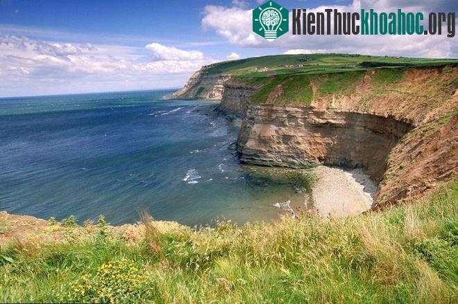 Những vách đá ở Boulby trông vô cùng hùng vĩ, thích hợp cho bạn làm một chuyến đi bộ kết hợp ngắm cảnh. Đây cũng chính là những vách đá cao nhất của bờ biển phía Đông nước Anh với độ cao gần 200m.