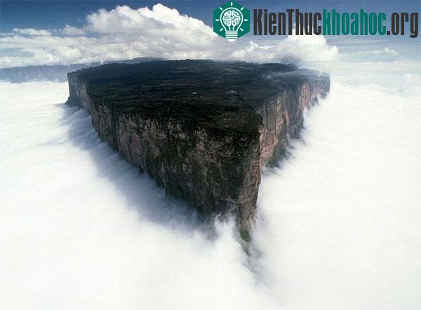 Roraima là ngọn núi cao nhất trong cao nguyên Guyana thuộc Nam Mỹ. Nó nằm trên biên giới 3 nước Venezuela, Brazil và Guyana. Núi luôn chìm trong mây, khung cảnh tựa như trong truyện cổ tích với hệ ...