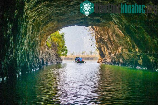 Thủy động ở Tràng An không hoành tráng, đậm đặc thạch nhũ như những hang động khác, nhưng tất cả đều mang một câu chuyện ly kỳ, những giai thoại hấp dẫn về một giai đoạn lịch sử hào hùng của dân tộc.