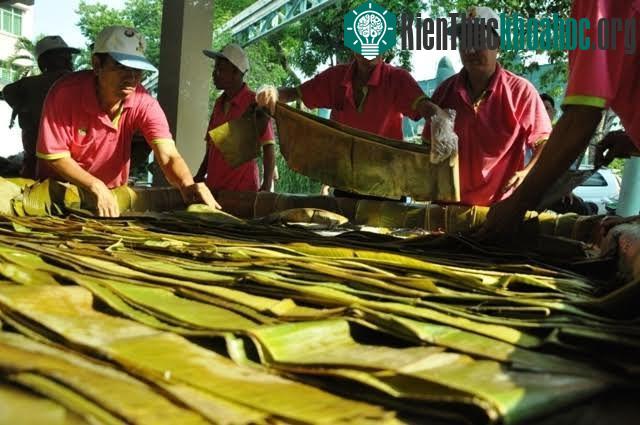 Một khuôn bánh cực đại được làm rồi xếp lá chuối xen kẽ thành nhiều lớp dày.