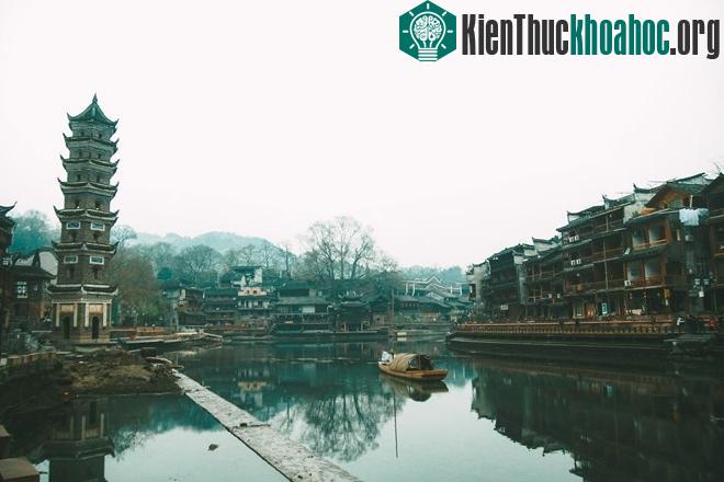 Trong những ngày được trải nghiệm tại Phượng Hoàng cổ trấn, tôi thấy mình giống như đang sống trong bộ phim của Trung Quốc thời xưa. Địa danh này được bảo tồn về giá trị lịch sử, văn hóa của các dâ...