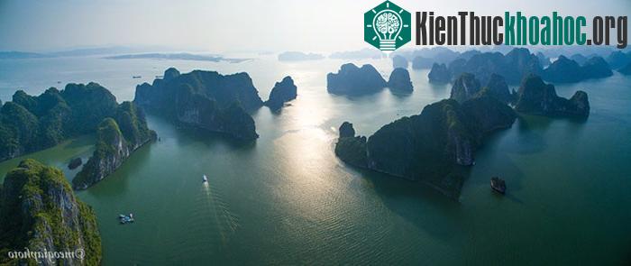 Hàng nghìn hòn đảo với hình thù khác nhau nằm giữa biển trời tạo nên vẻ đẹp kỳ vĩ độc đáo cho vịnh Hạ Long.
