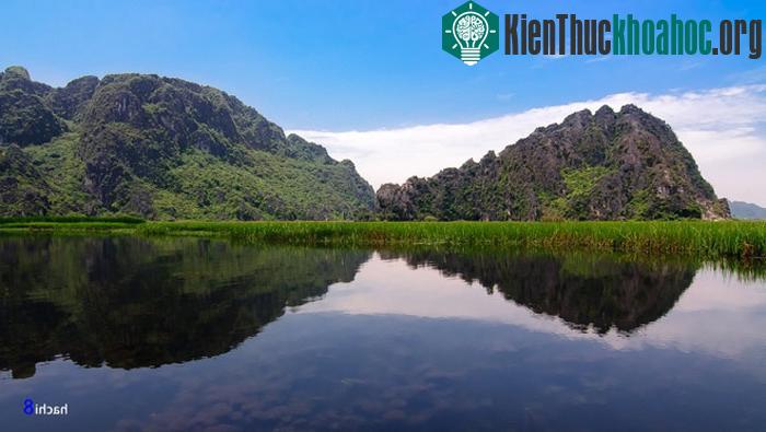 Đầm Vân Long mang vẻ đẹp non nước hữu tình. Mặt đầm trong xanh, nhìn rõ những thảm rong rêu bắt mắt dưới đáy. Cùng với đó là các núi đá vôi hùng vĩ, phần lớn đã bị nước bào mòn thành hệ thống hang ...