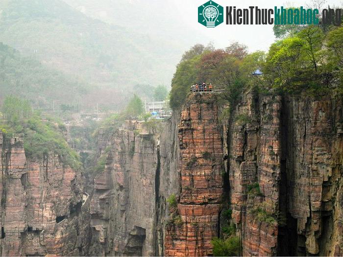 Con đường cheo leo trên vách đá ở bên phải chính là đường xuống núi hiện nay.