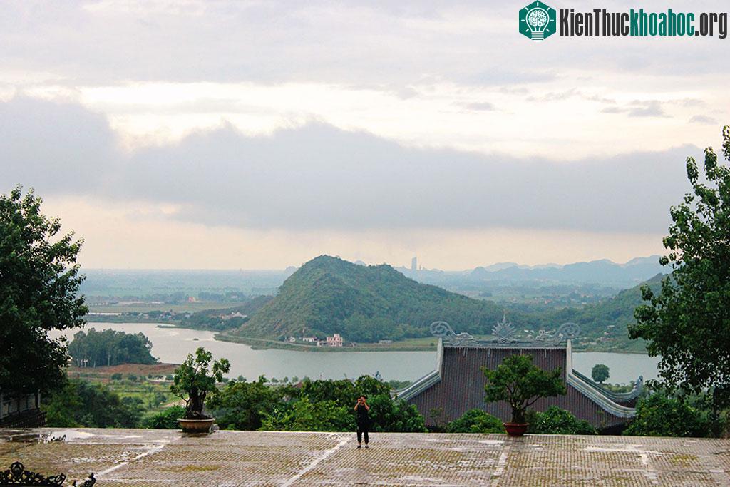 Hình ảnh những ngọn núi đá vôi được phủ xanh thấp thoáng trong những làn mây sẽ để lại trong bạn những ấn tượng khó quên.