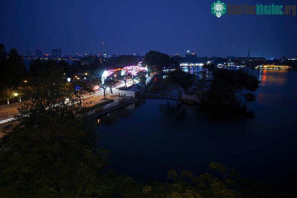 Đường Thanh Niên nằm giừa hồ Trúc Bạch và hồ Tây như dải lụa phát sáng về đêm.