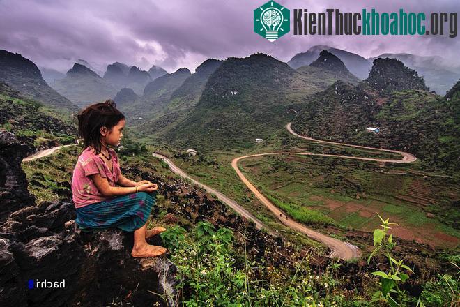 Từ Mèo Vạc về Yên Minh theo hướng Lũng Phìn bạn sẽ thấy hoang mạc đá kỳ vĩ này. Cung đường chữ M uốn lượn dường như ấn tượng hơn trên nền đá núi tai mèo xám xịt. Những đứa trẻ không có nhiều thú ch...