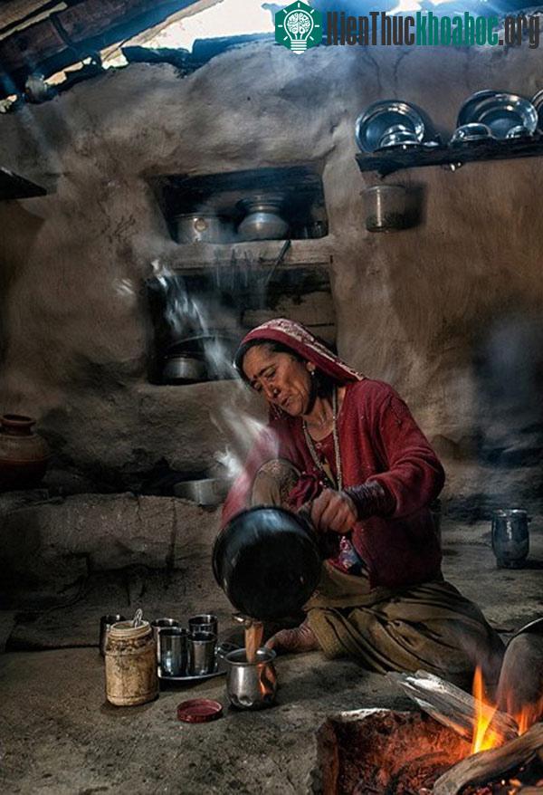 Bất kể chỗ nào bạn cũng được chào đón bằng những nụ cười, lời mời trà và bữa cơm trưa. Một cụ ông trong làng chia sẻ: "Đó là truyền thống. Chúng tôi sẽ cảm thấy bị tổn thương khi khách được mờ...