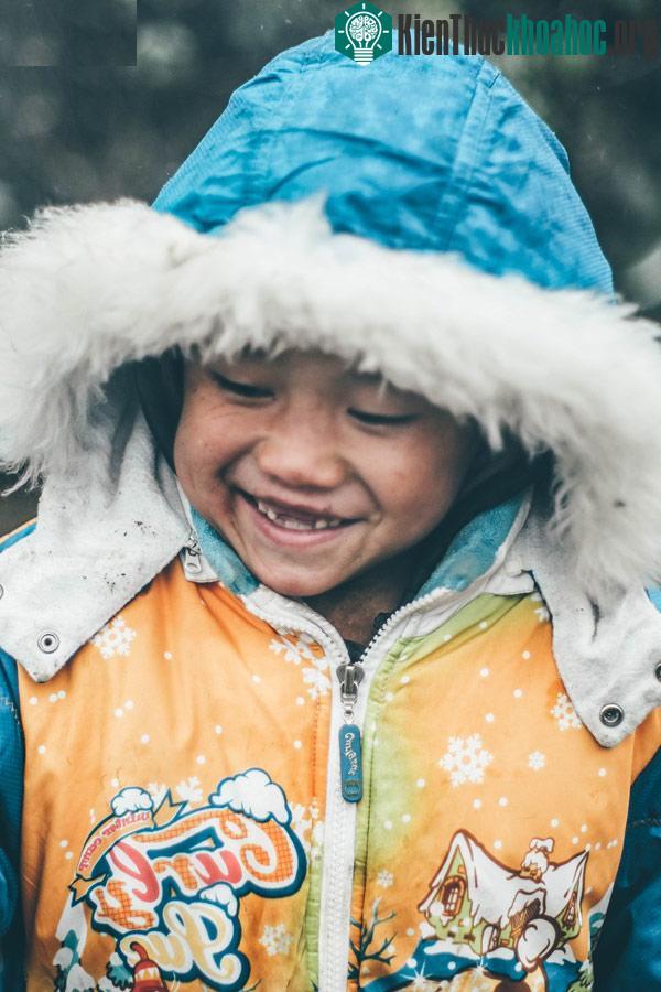 Nụ cười thiên thần xua tan đi giá rét của một em nhỏ