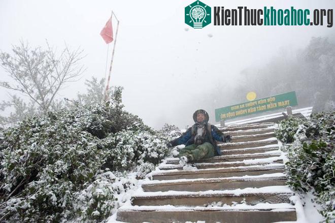 Đường lên đồn biên phòng Na Ngoi ngập màu trắng. Nhiều dân phượt đã kịp tới khu vực này để ngắm tuyết.