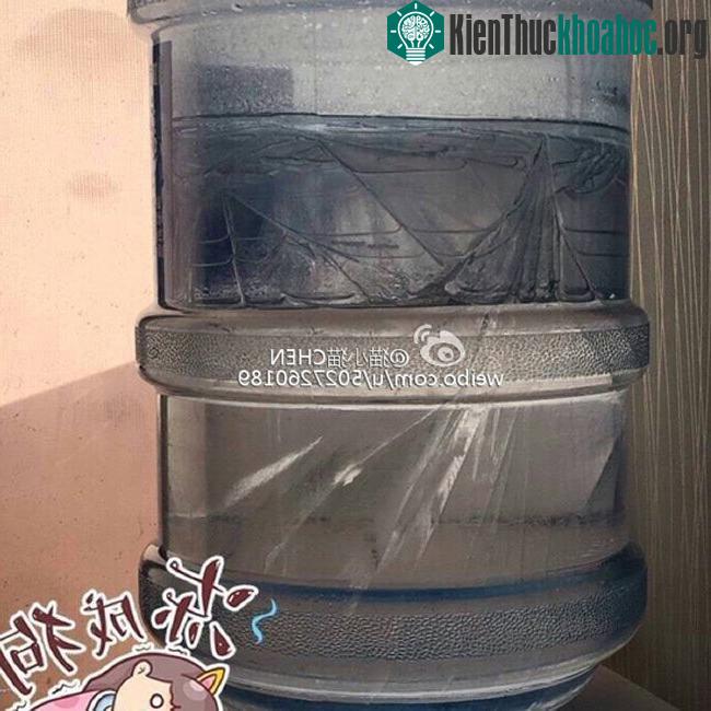 Bình nước trong nhà đông thành đá có nguy cơ làm nứt toác vỏ bình.