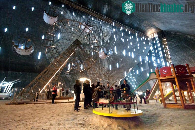 Giờ đây, mỏ Salina Turda được biến thành một công viên giải trí có vòng quay ngựa gỗ, đu quay, rạp hát, chỗ chơi bowling, sân golf mini và hồ ngầm.