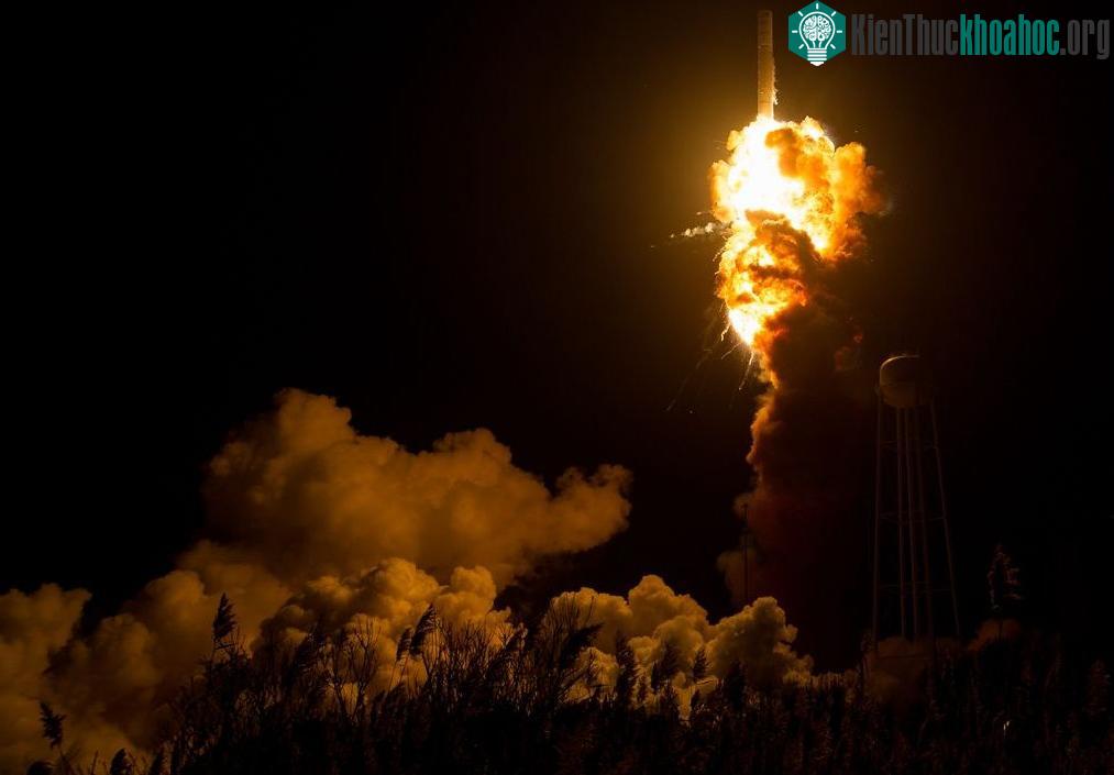 NASA phát hành ảnh ghi lại vụ nổ tên lửa Antares năm ngoái ảnh 7