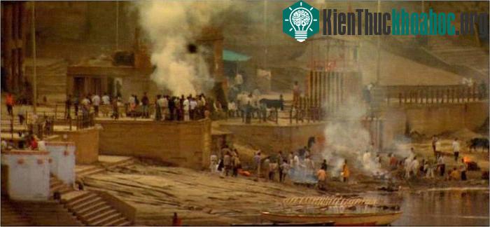 Khói bốc lên từ các giàn thiêu ở Manikarnika Ghat, Varanasi, Ấn Độ. (Ảnh: CC BY 3.0).
