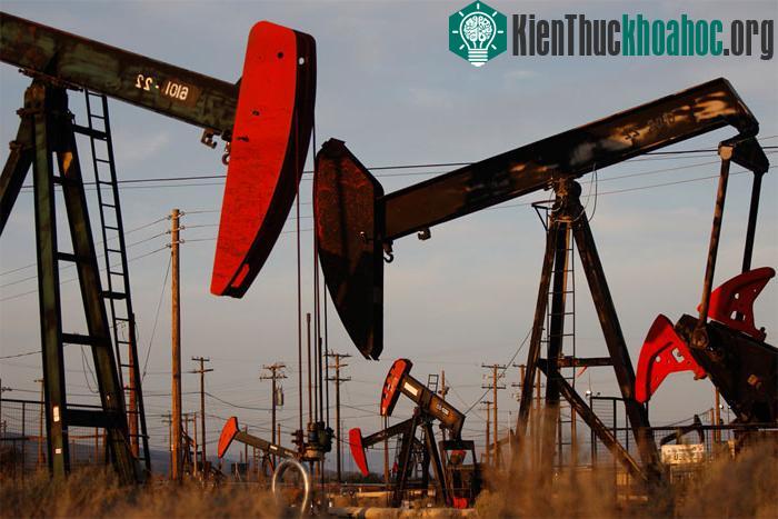 Một khu khai thác khí gas và dầu ở Monterey Shale, gần McKittrick, California, 23/03/2014. Việc khai thác khí gas và dầu ở California gây ra những tác động xấu đến nguồn nước sinh hoạt và có thể gâ...