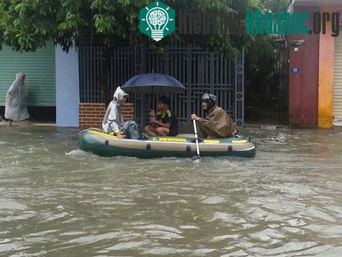 Người dân dùng xuồng cao su di chuyển trong thành phố Hà Tĩnh.
